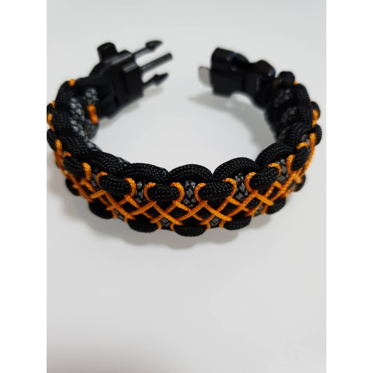 PARACORD SURVIVAL ARMBAND náramok - čiernobielooranžový